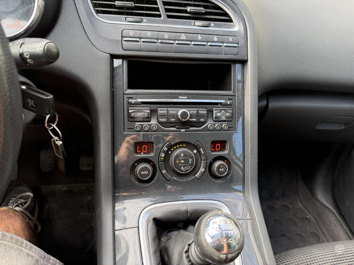 Peugeot 5008 2011 — photo 11