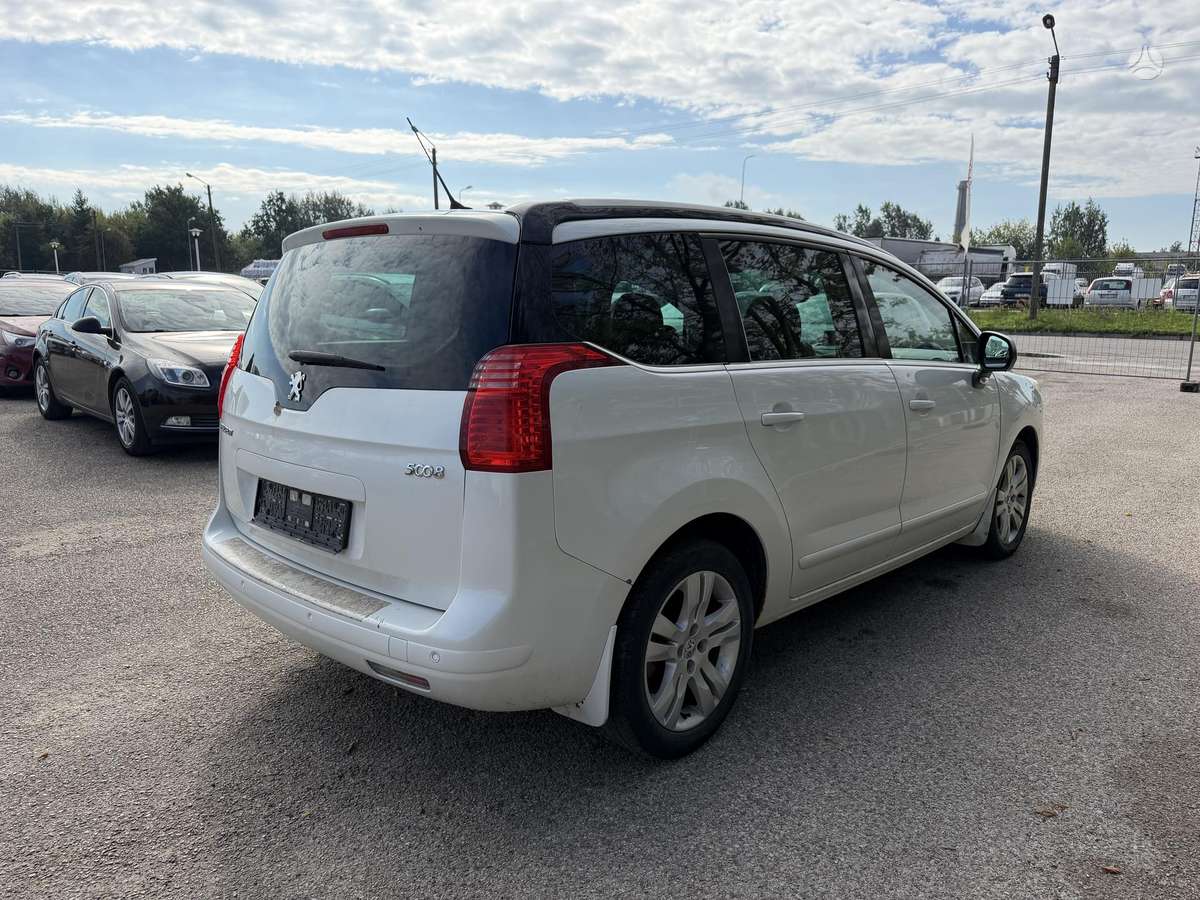 Peugeot 5008 2011 — engine 1560 cm³, 111 HP (82kW)