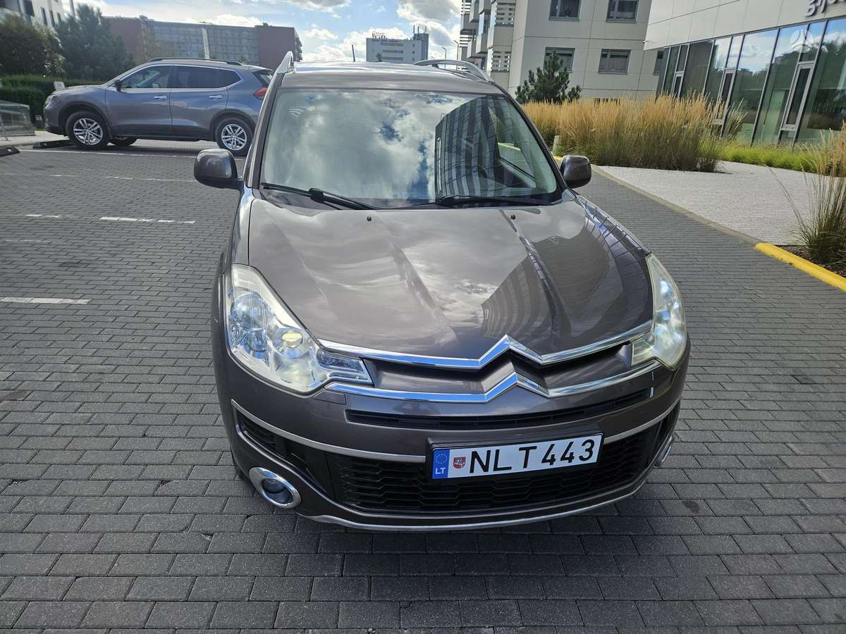 Citroen C-Crosser 2010 — салон