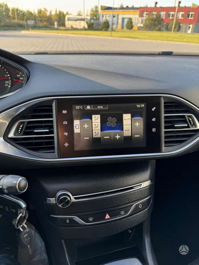 Peugeot 308 2015 — photo 24