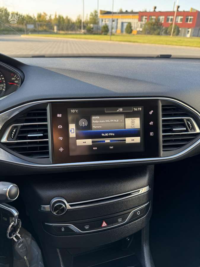 Peugeot 308 2015 — photo 25