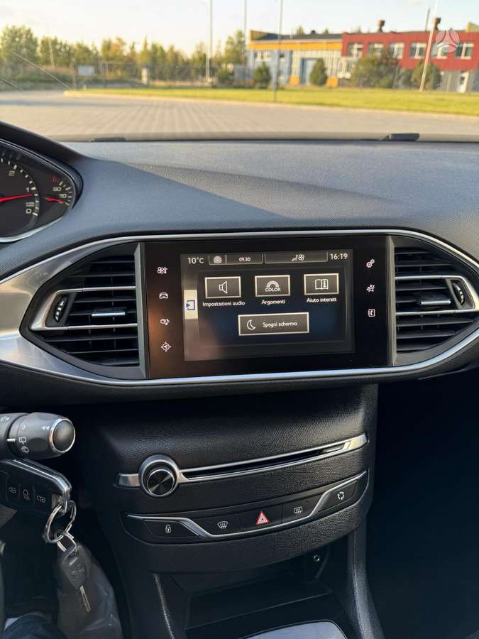 Peugeot 308 2015 — photo 27