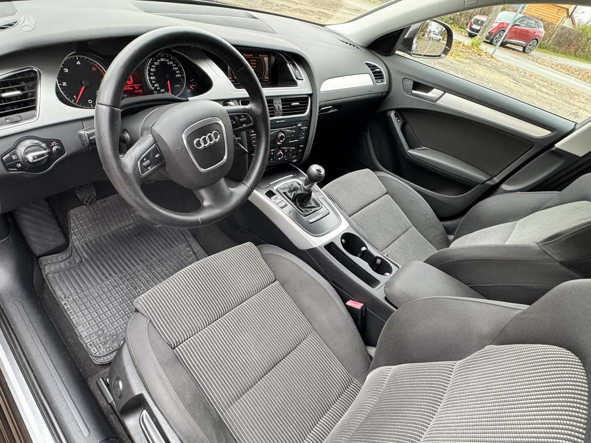 Audi A4 2009 — photo 8