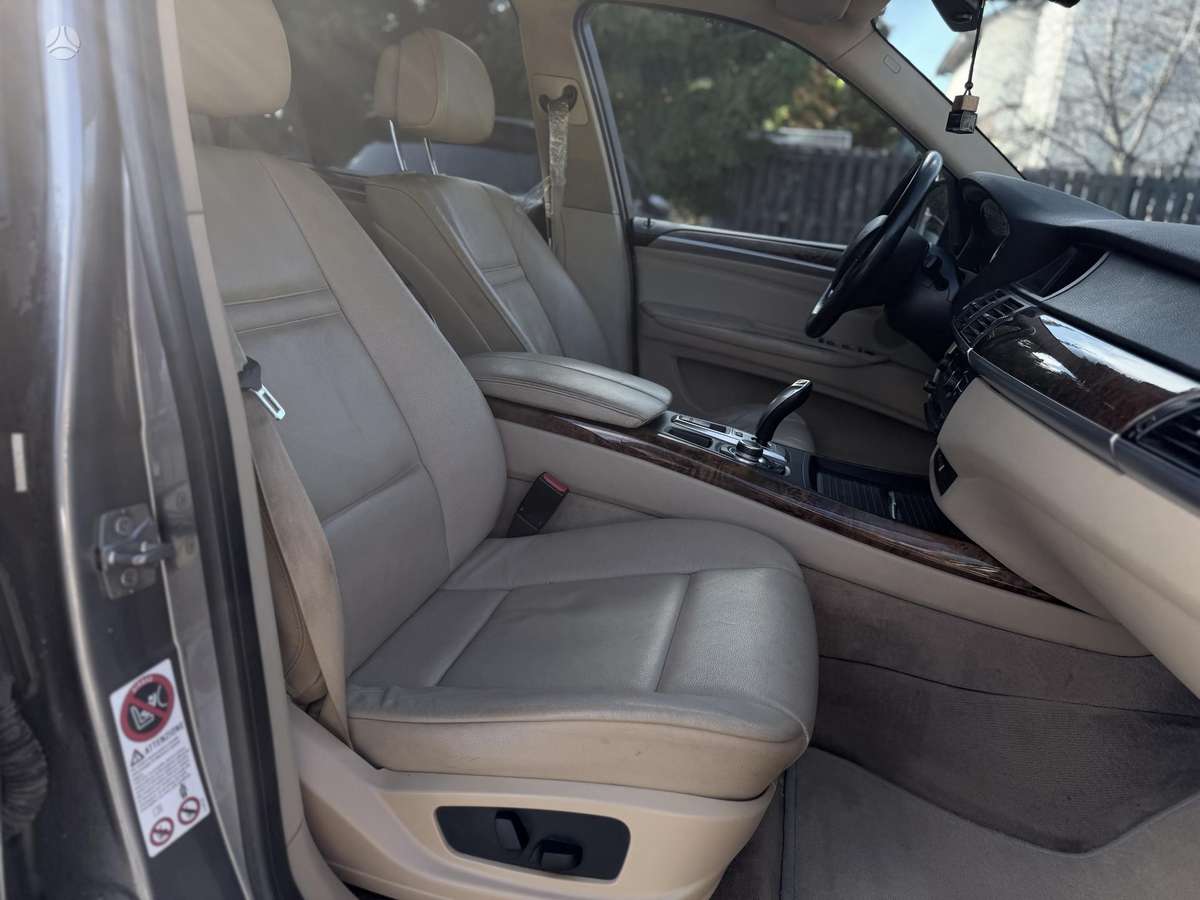 BMW X5 2010 — photo 13