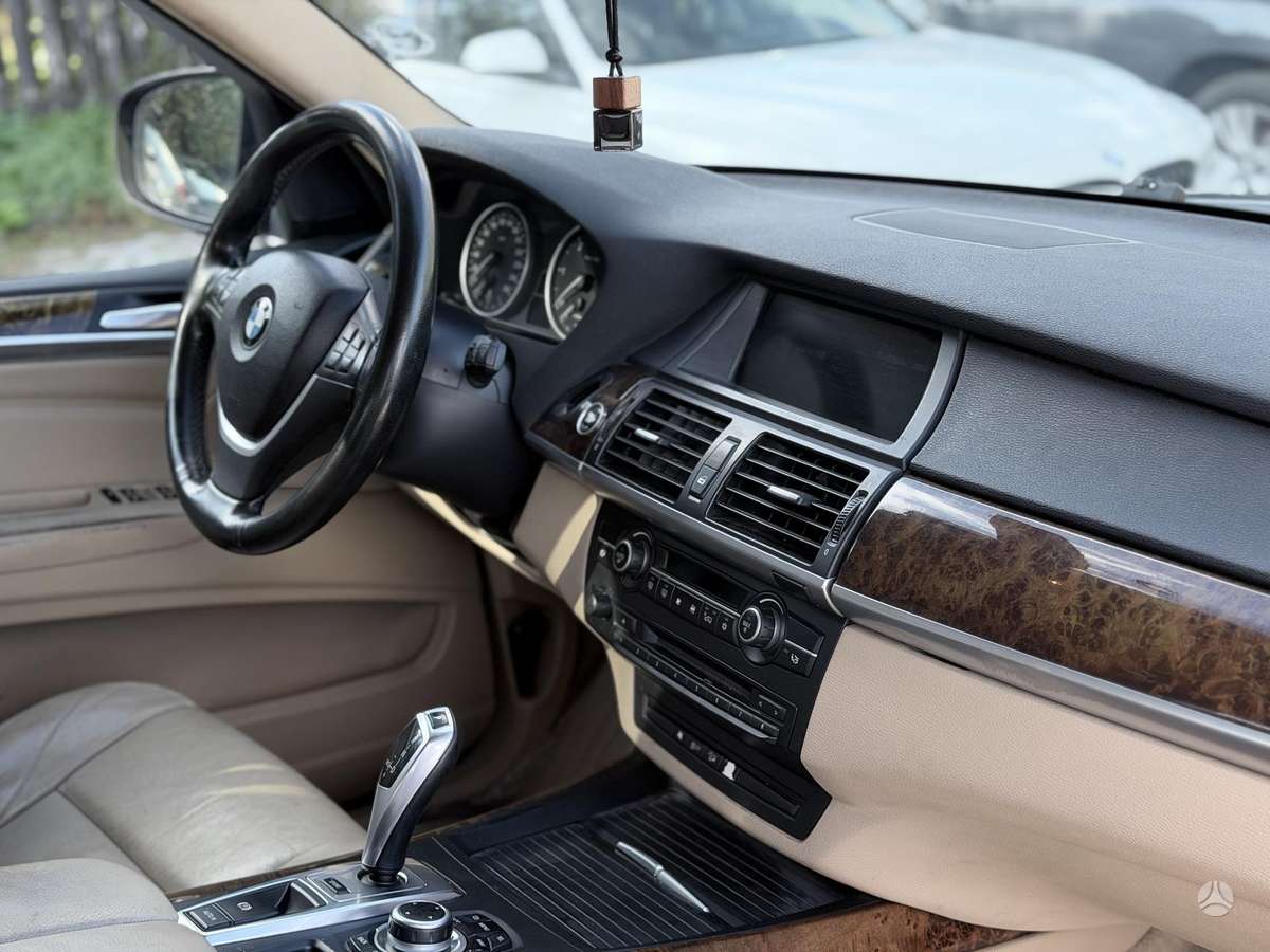 BMW X5 2010 — photo 14