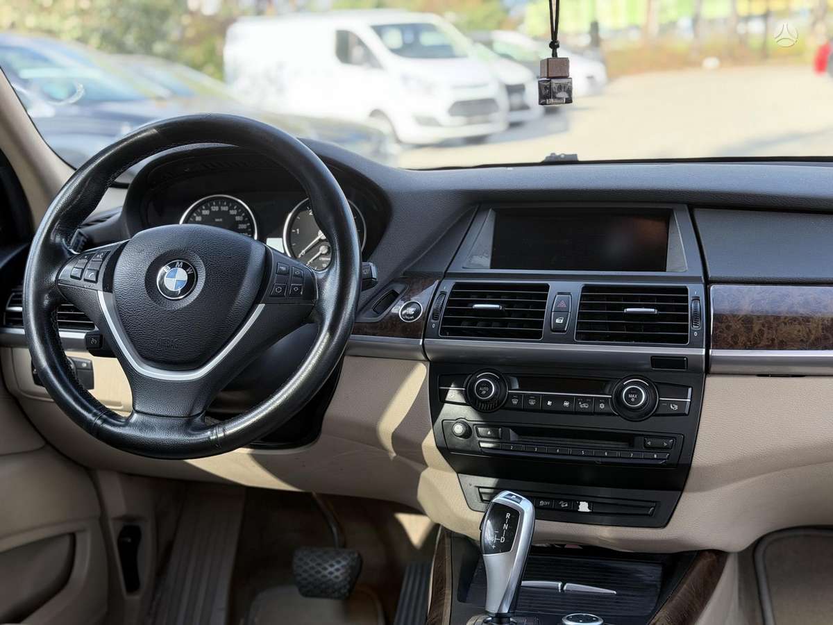 BMW X5 2010 — photo 15