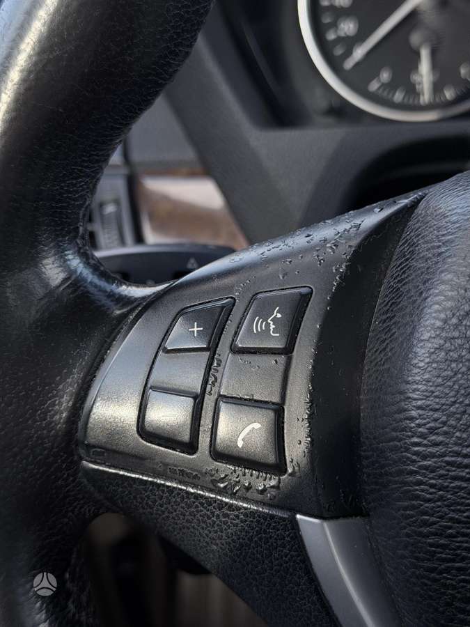 BMW X5 2010 — photo 22