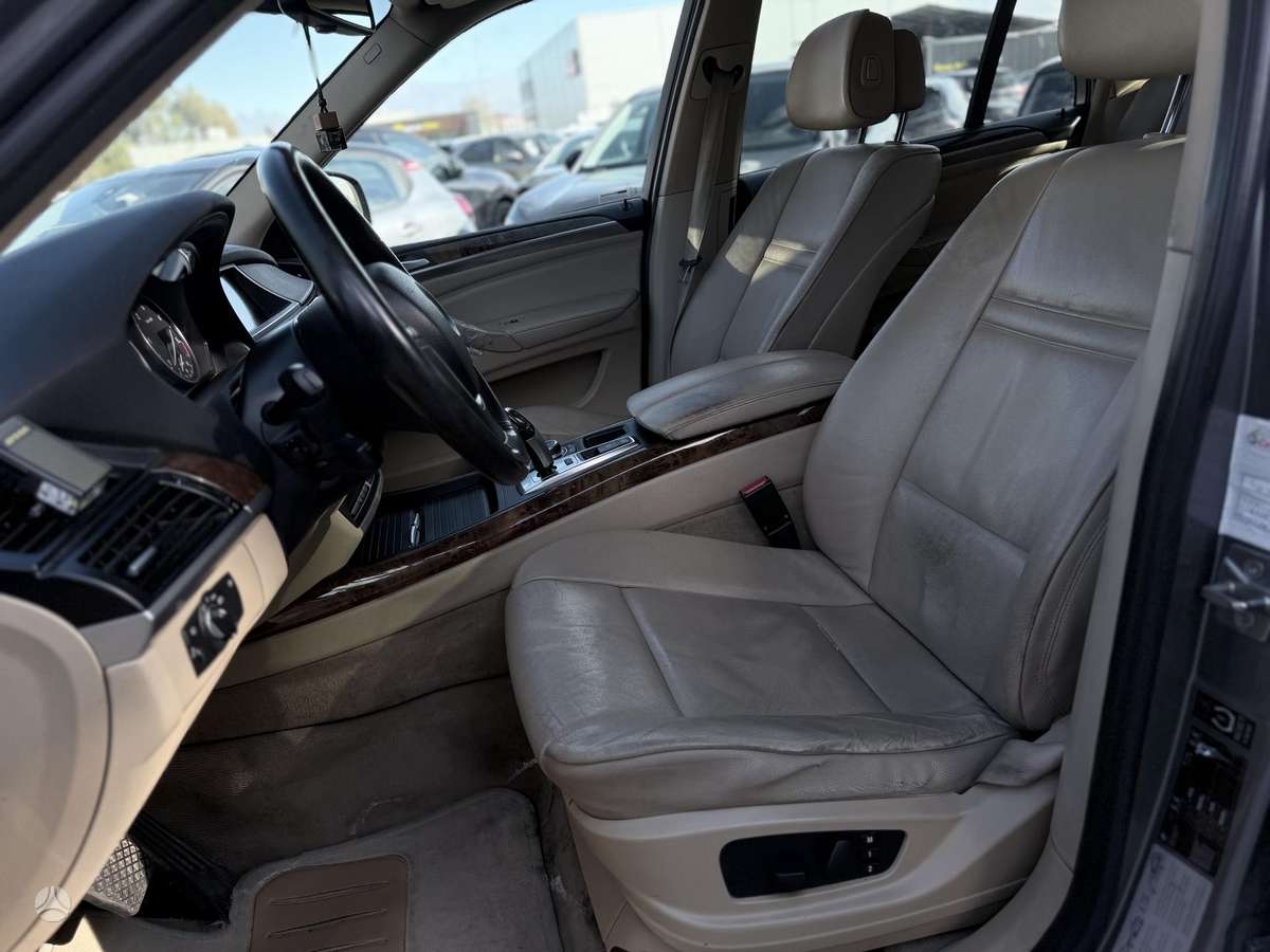 BMW X5 2010 — photo 8