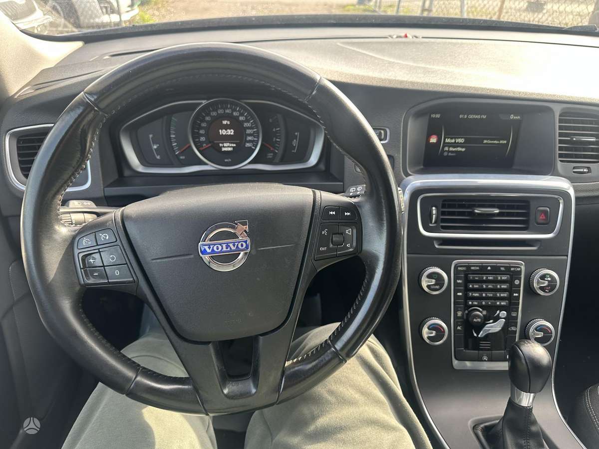 Volvo V60 2015 — photo 12