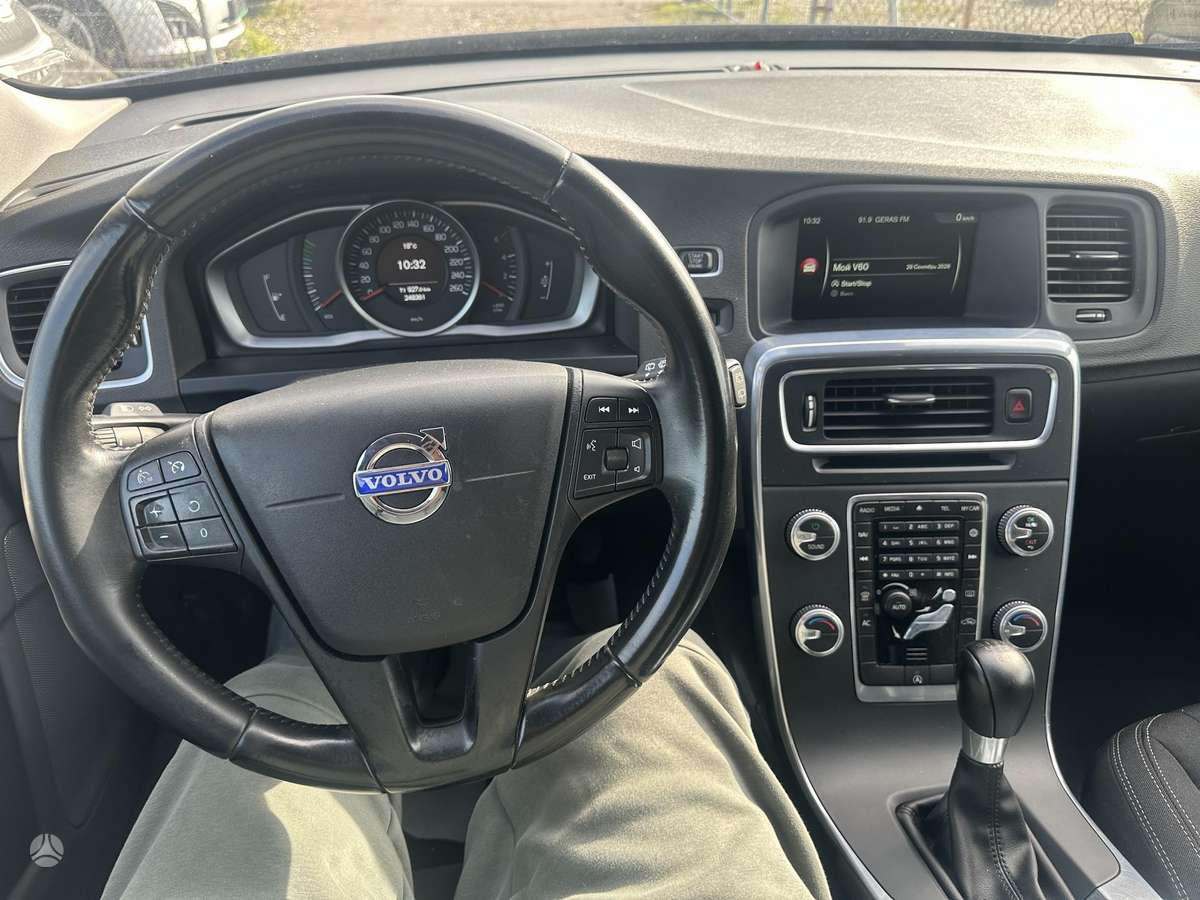 Volvo V60 2015 — photo 13