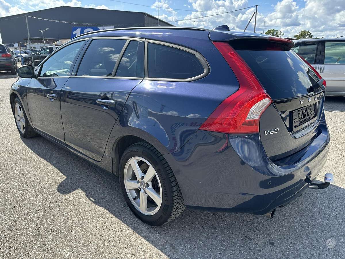 Volvo V60 2015 — photo 35