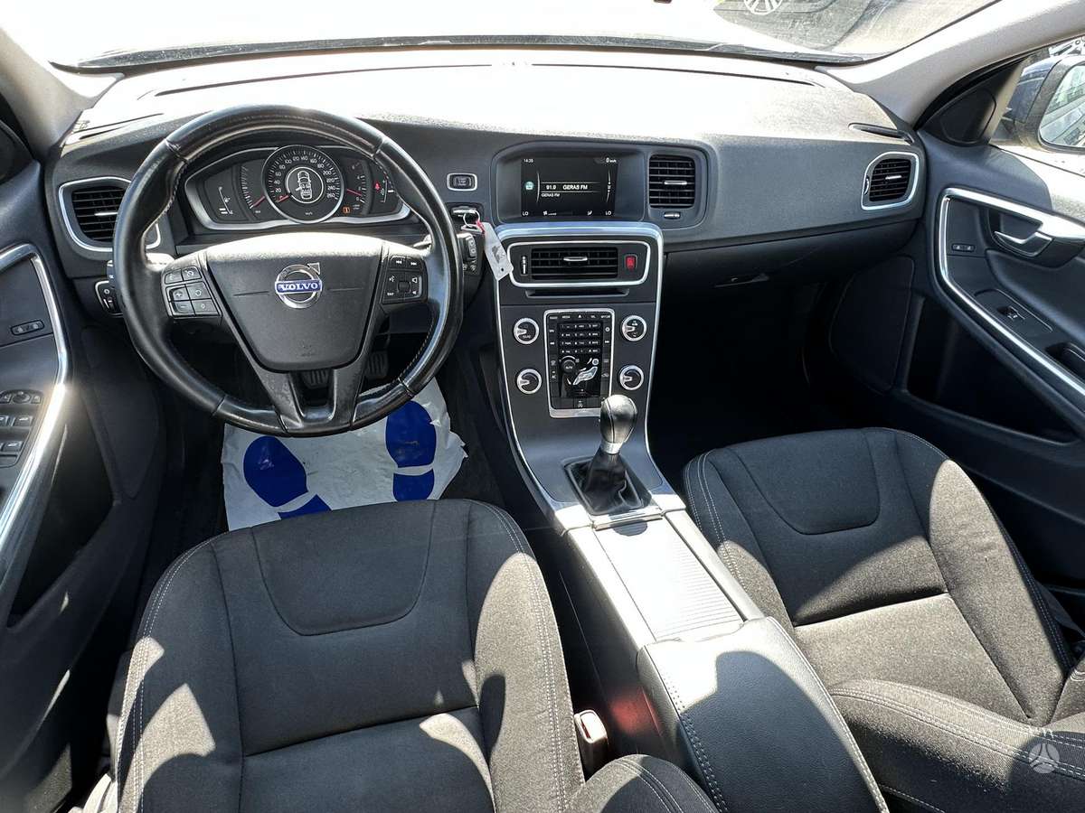 Volvo V60 2015 — photo 38