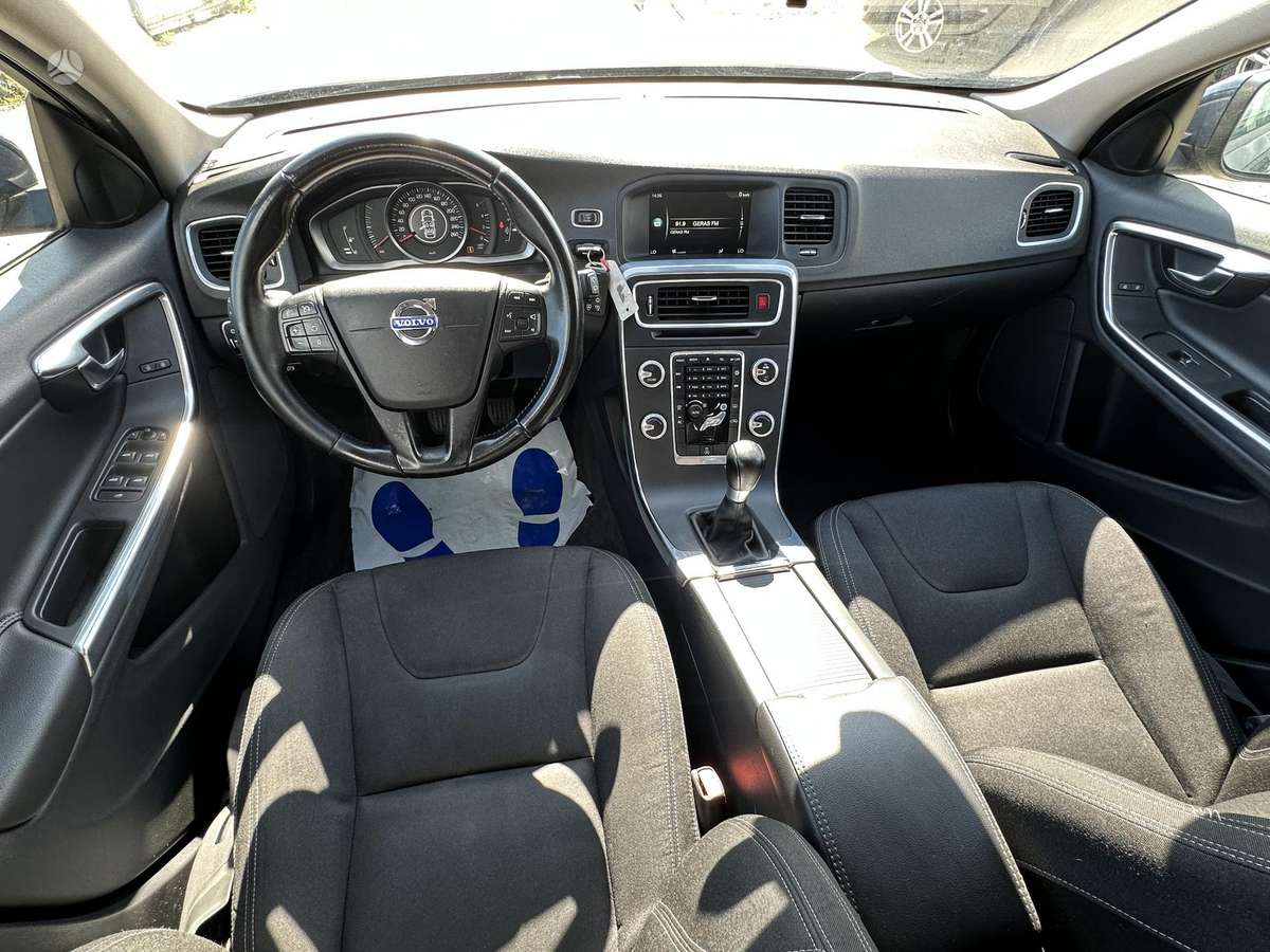Volvo V60 2015 — photo 40