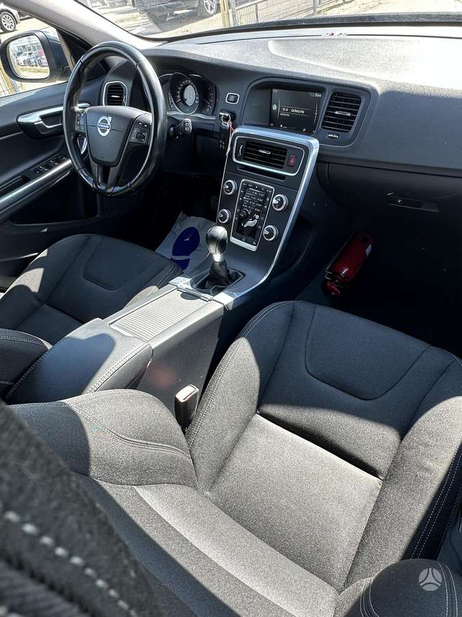 Volvo V60 2015 — photo 41