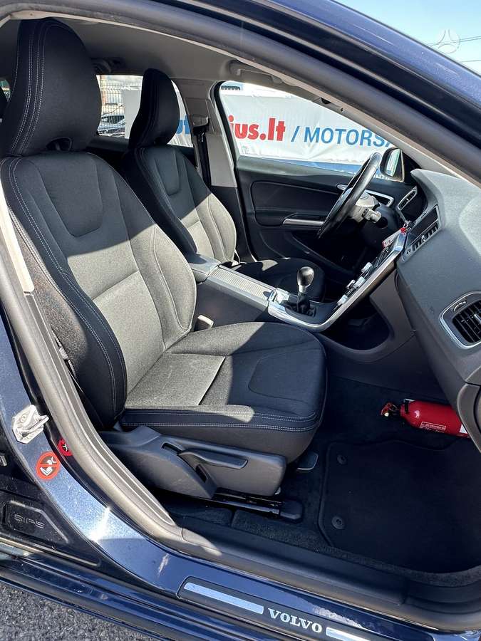 Volvo V60 2015 — photo 42