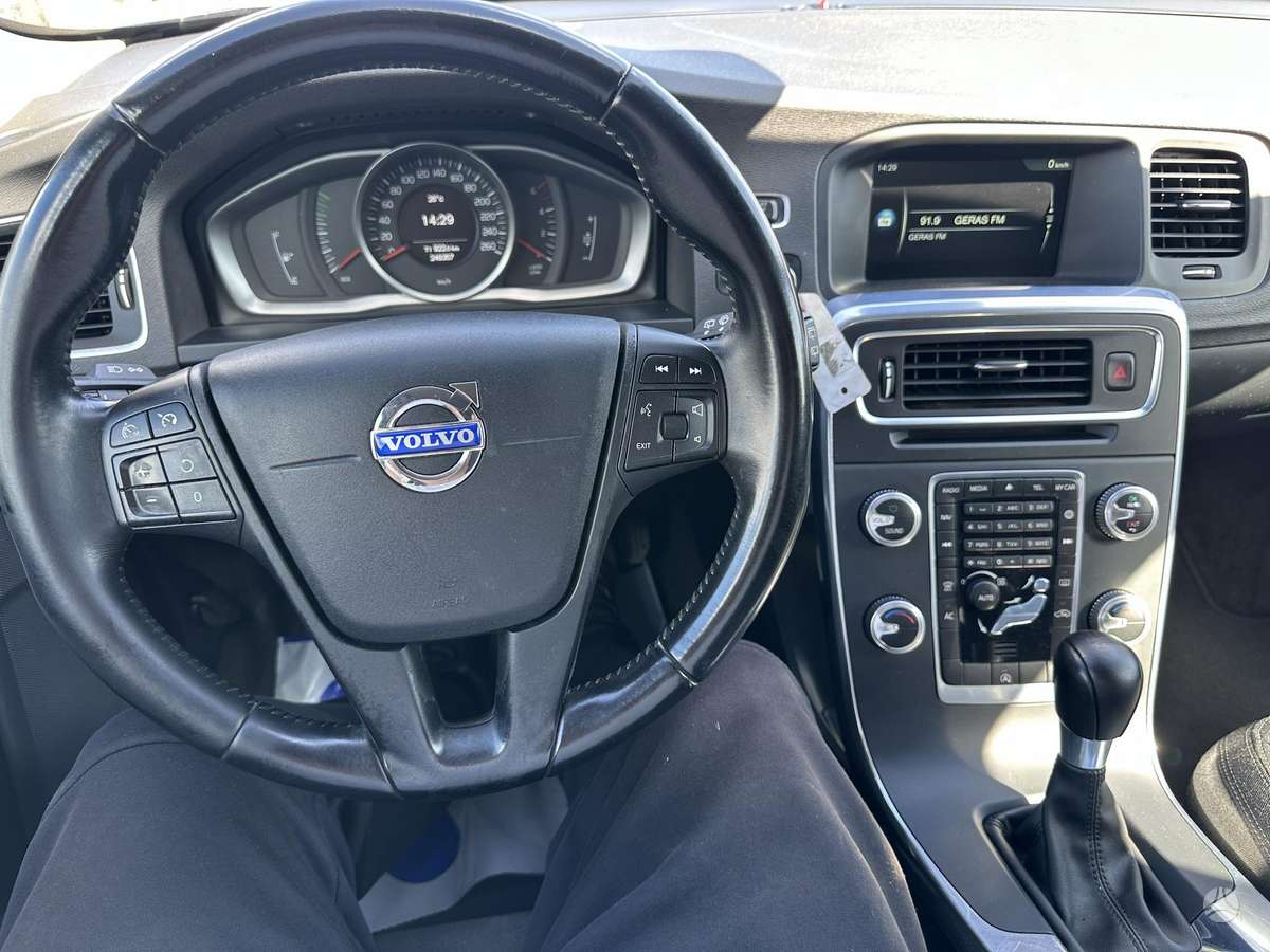 Volvo V60 2015 — photo 49