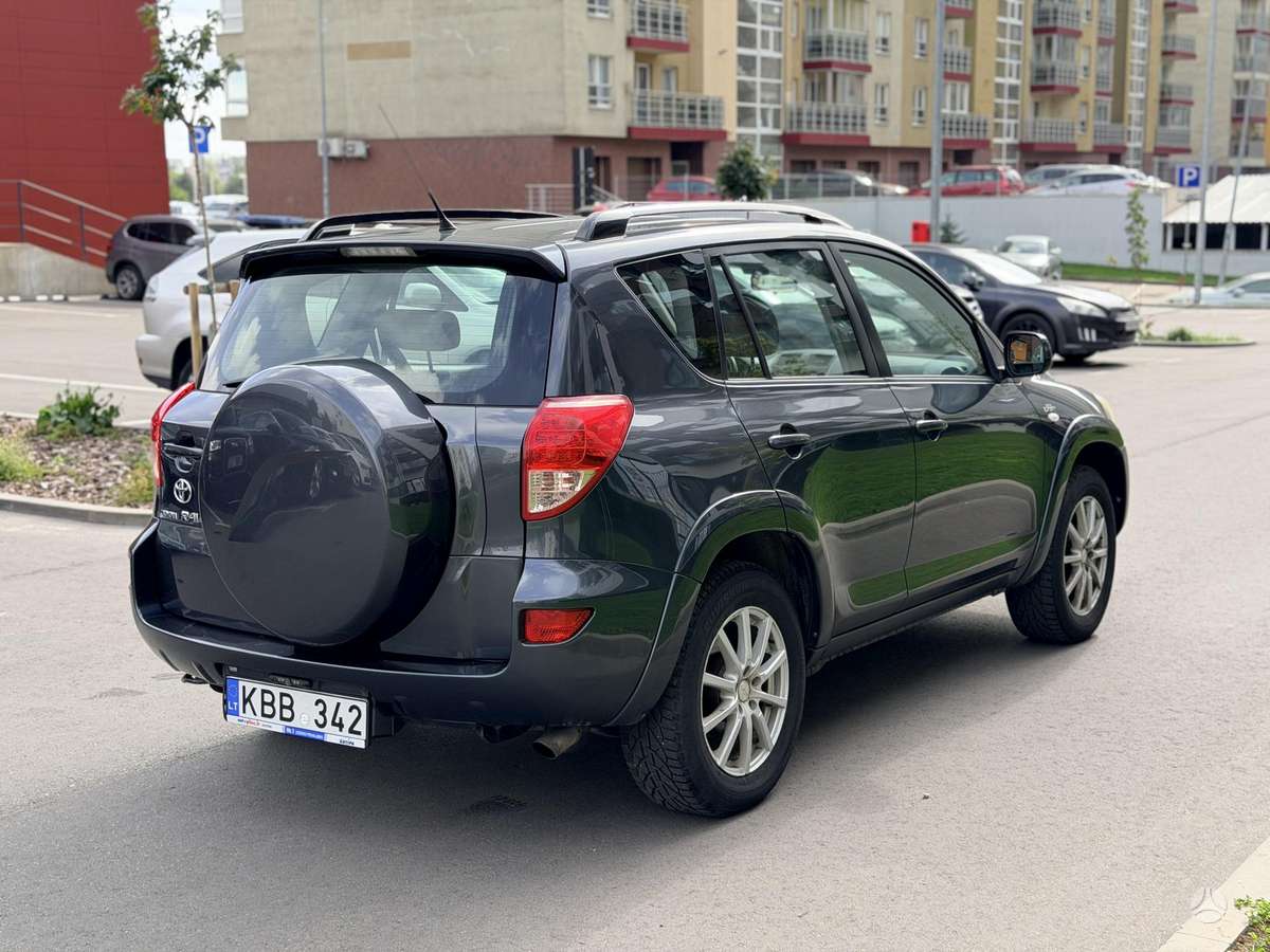 Toyota RAV4 2007 — салон