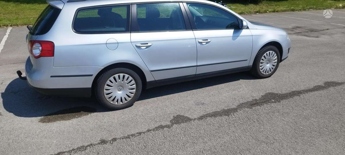 Volkswagen Passat 2010 — rear view