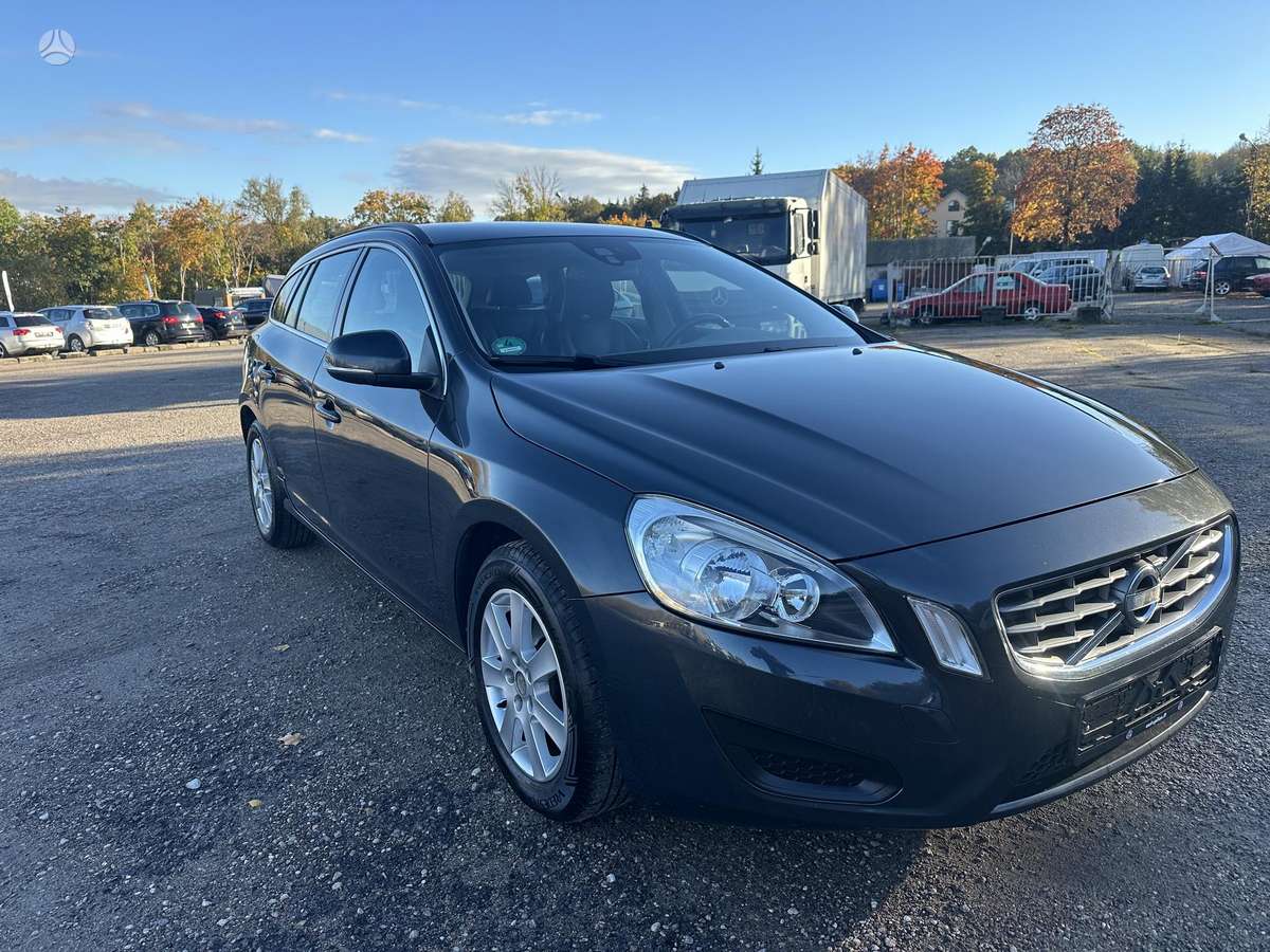 Volvo V60 2011 — салон