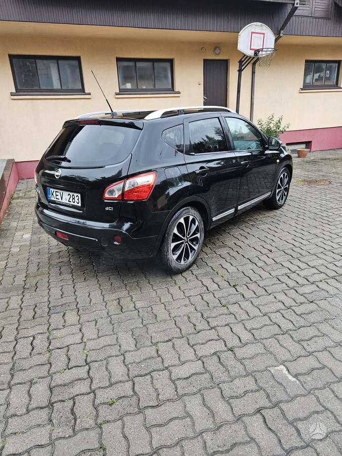 Nissan Qashqai 2011 — rear view