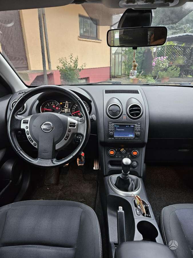 Nissan Qashqai 2011 — interior