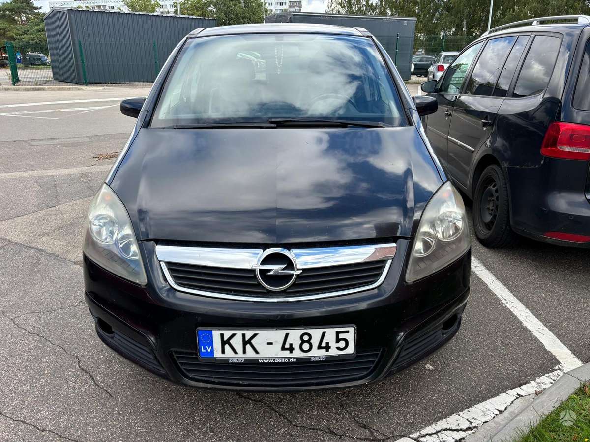 Opel Zafira 2007 — rear view