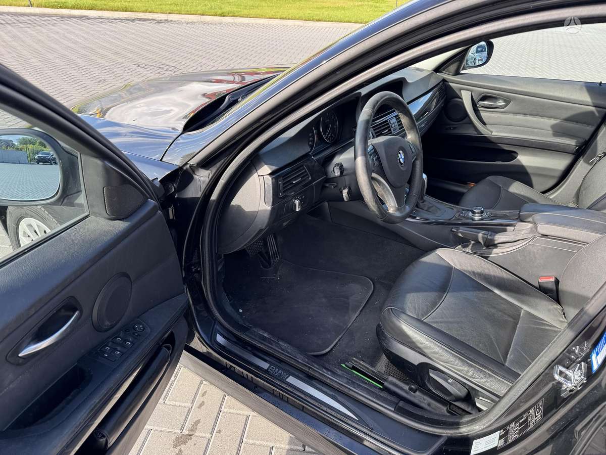 BMW 320 2010 — photo 11