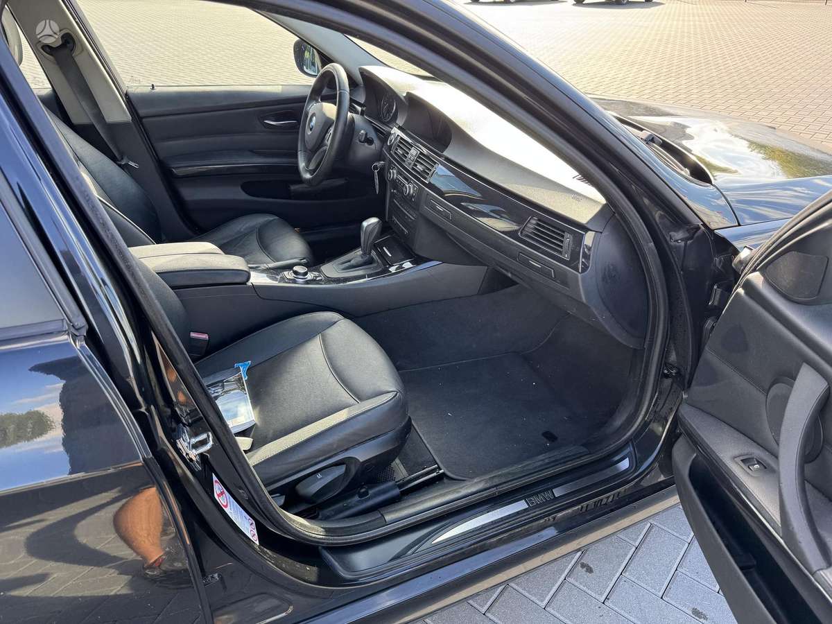 BMW 320 2010 — photo 16