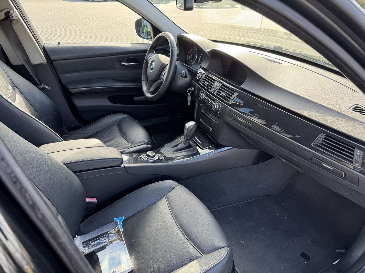 BMW 320 2010 — photo 17