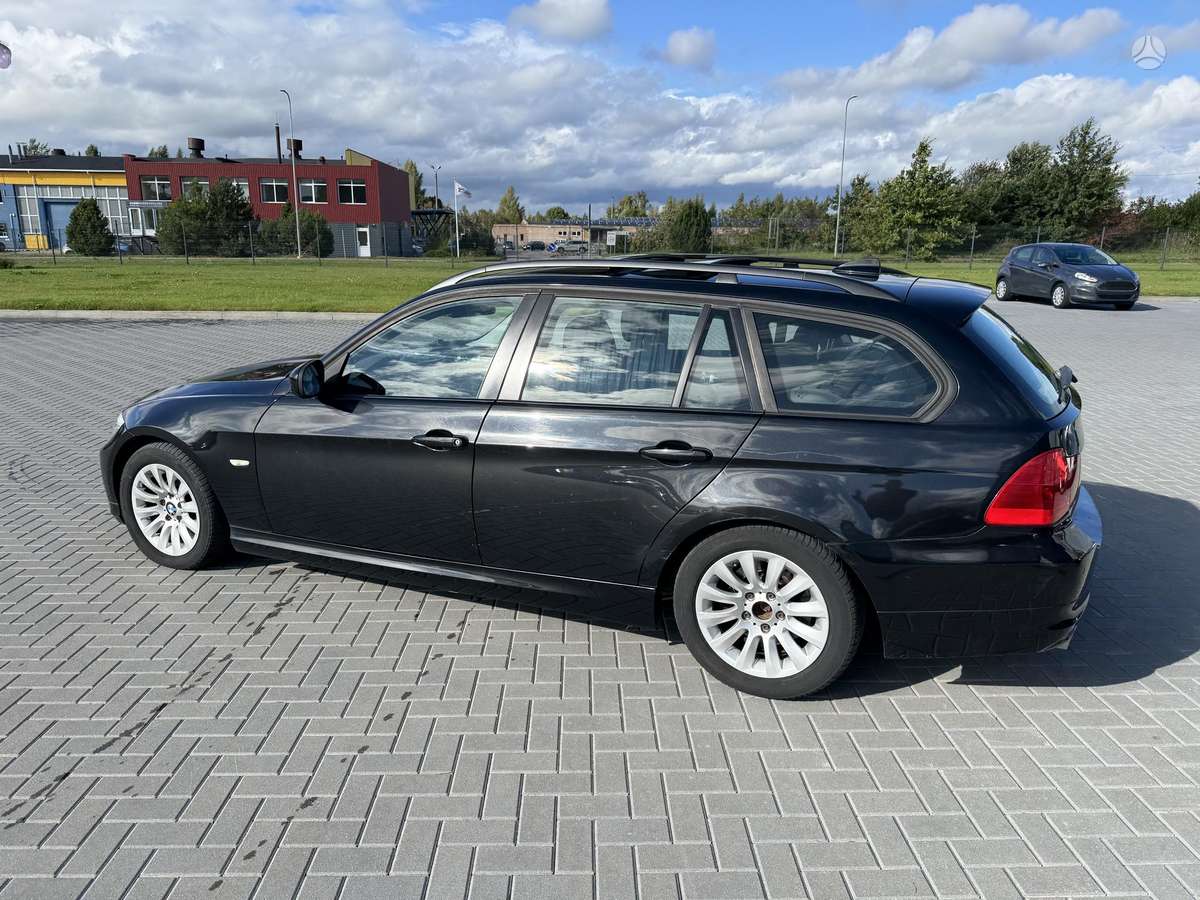 BMW 320 2010 — rear view