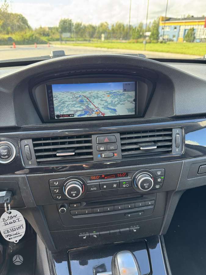 BMW 320 2010 — photo 22