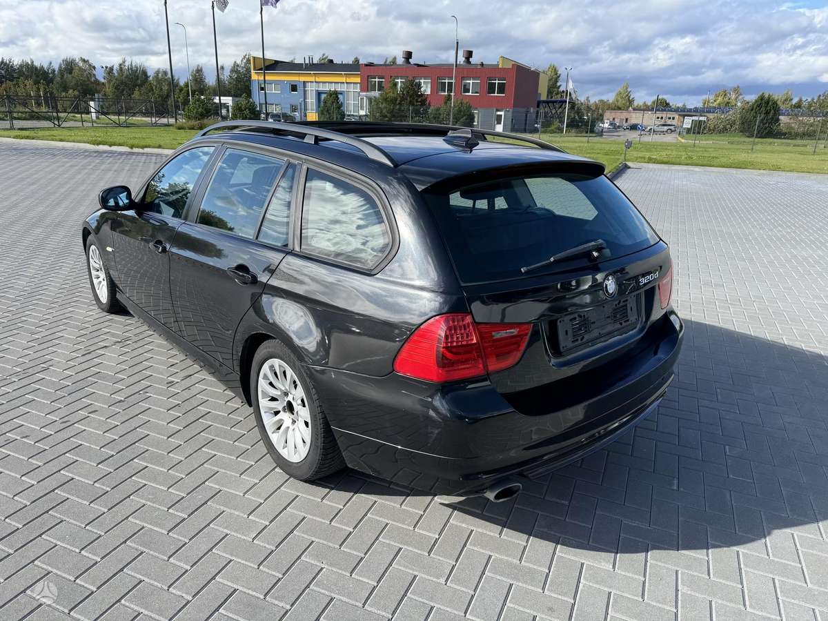 BMW 320 2010 — interior