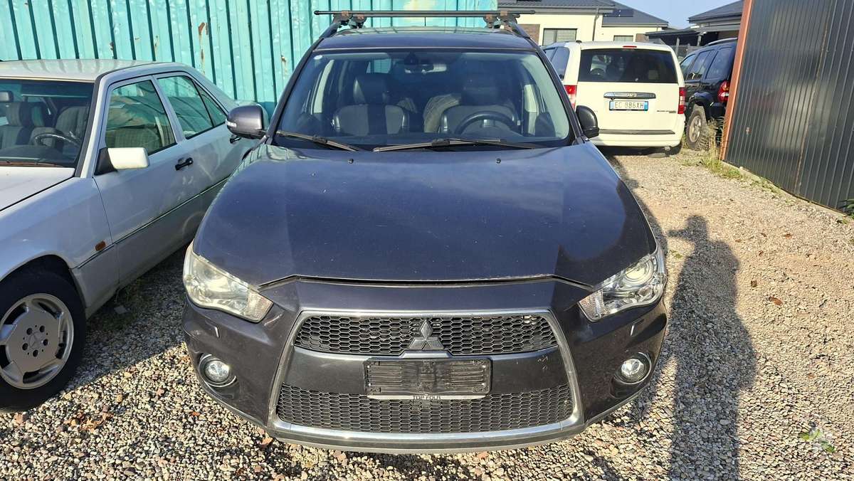 Mitsubishi Outlander 2012 — вигляд ззаду