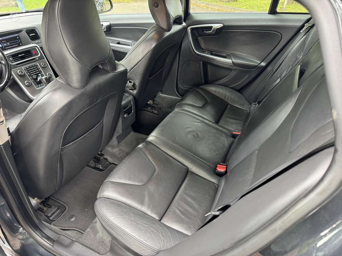 Volvo V60 2013 — photo 17