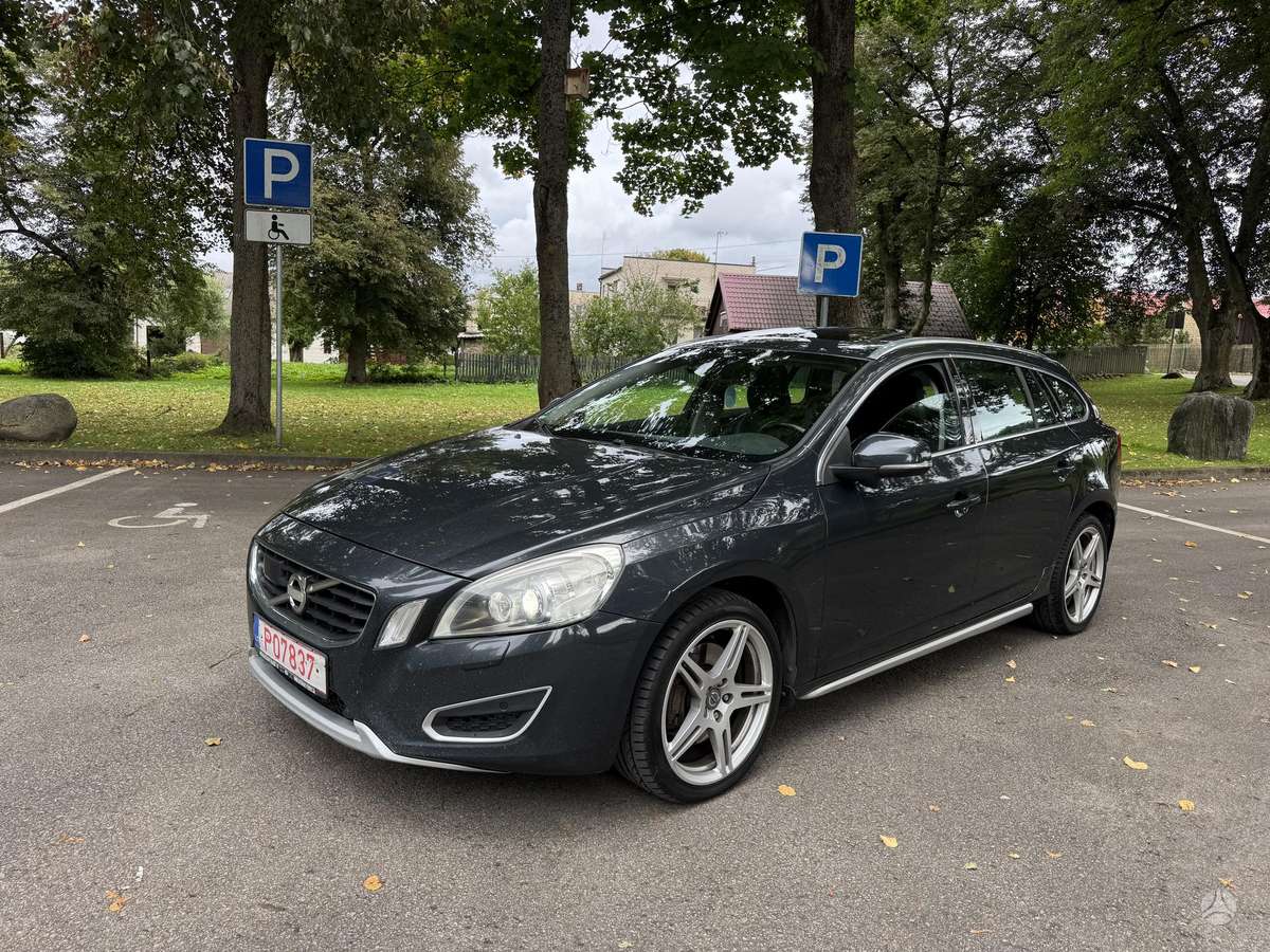 Volvo V60 2013 — rear view