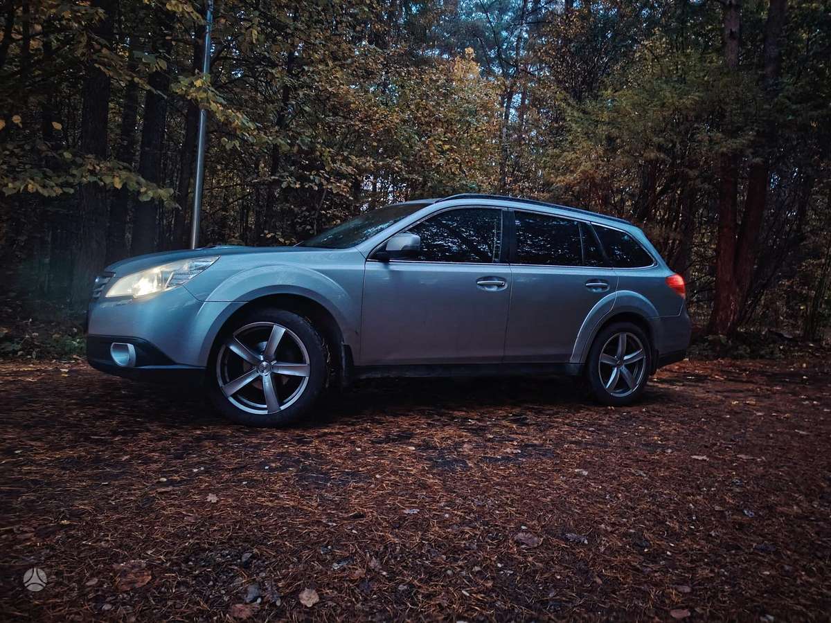 Subaru Outback 2012 — rear view