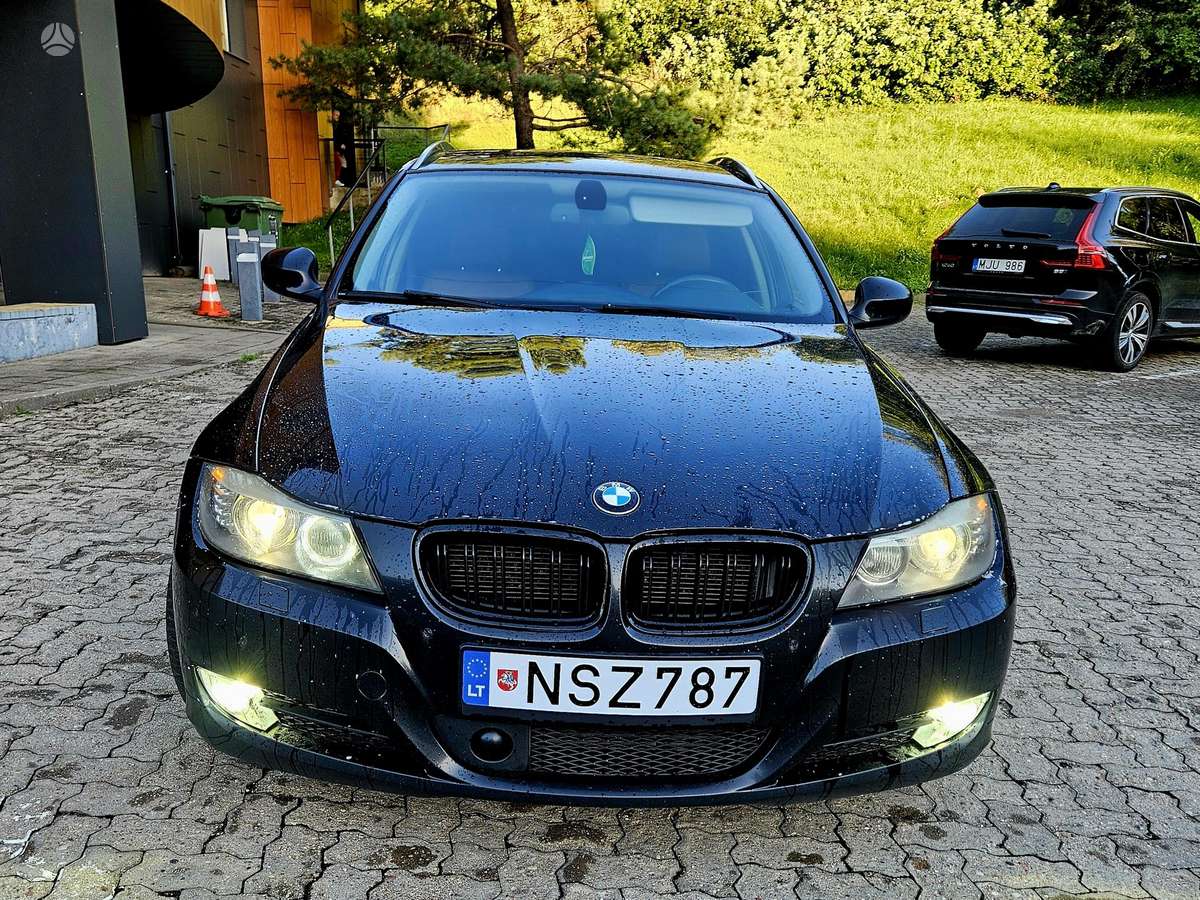 BMW 330 2010 — rear view