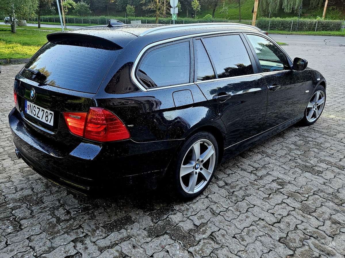 BMW 330 2010 — engine 2993 cm³, 204 HP (150kW)