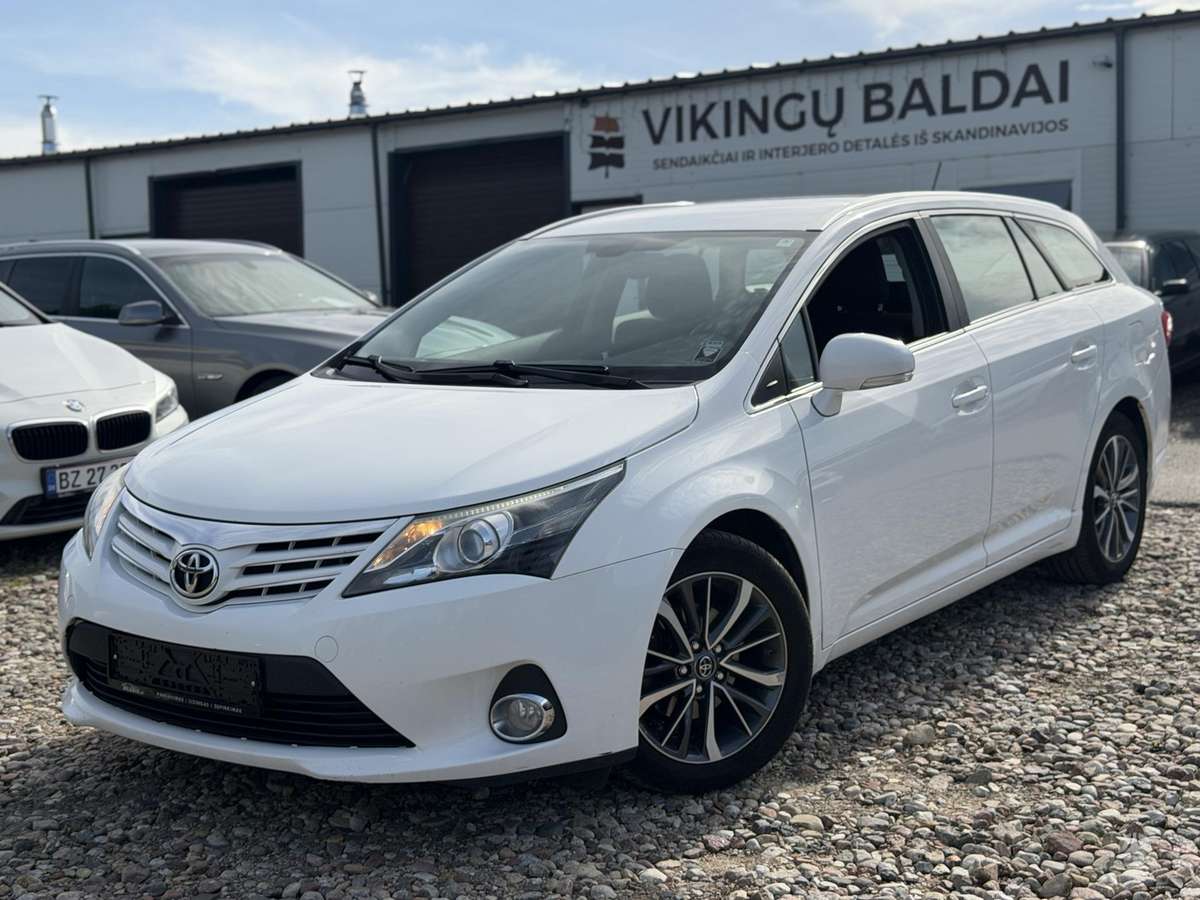 Toyota Avensis 2012 — rear view