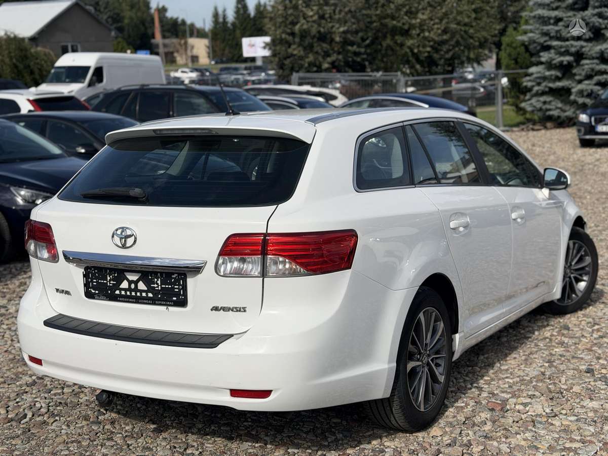 Toyota Avensis 2012 — interior