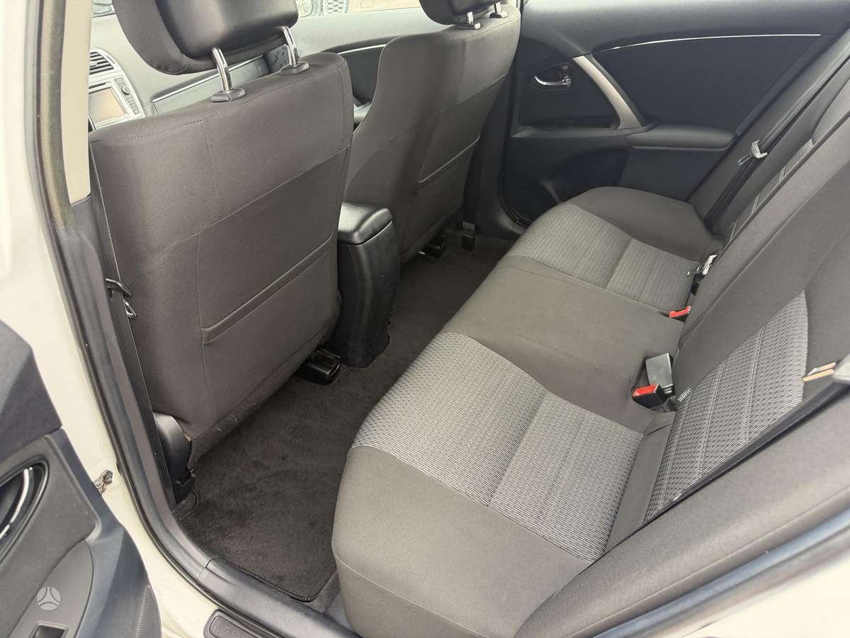 Toyota Avensis 2012 — photo 8