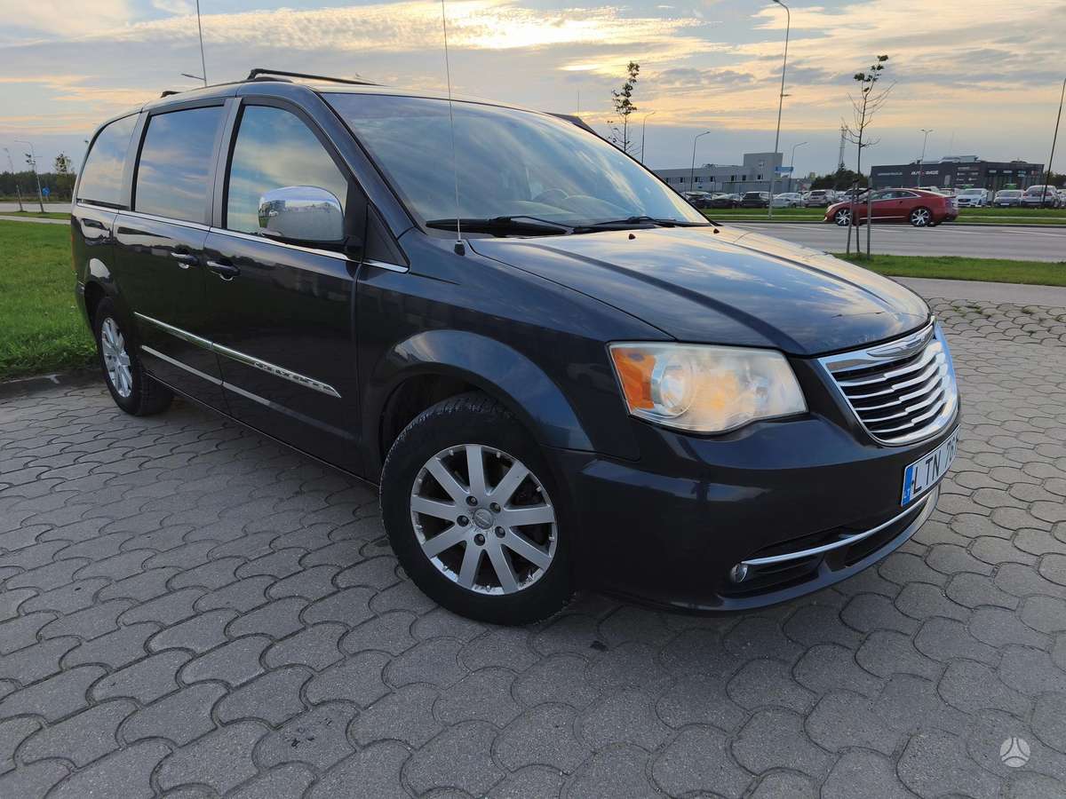 Chrysler Town 2015 — rear view