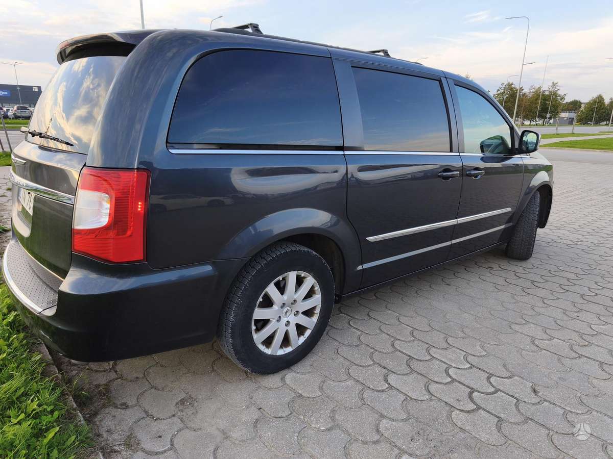 Chrysler Town 2015 — engine 3604 cm³, 287 HP (211kW)