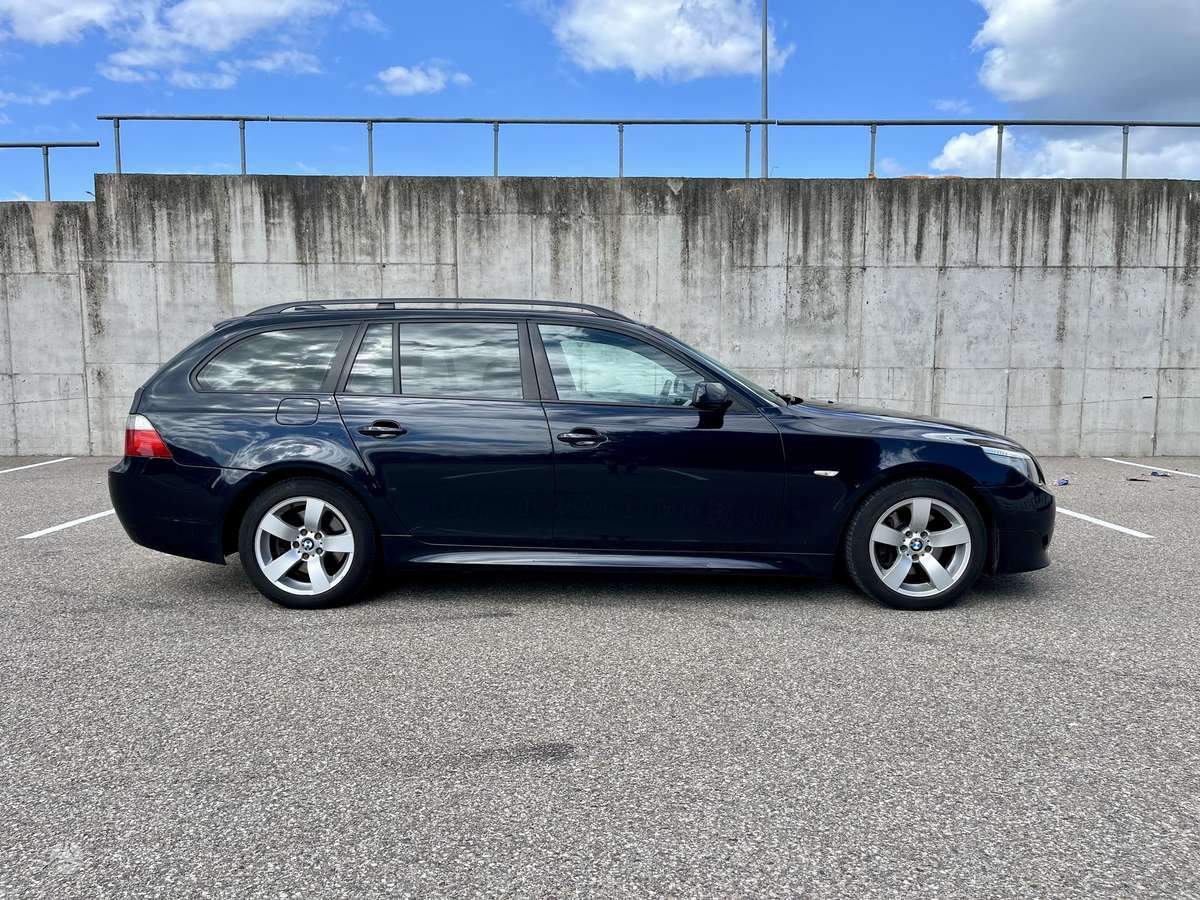 BMW 530 2005 — rear view