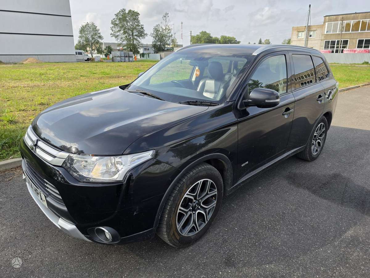 Mitsubishi Outlander 2014 — rear view