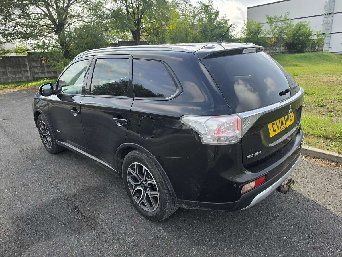 Mitsubishi Outlander 2014 — interior