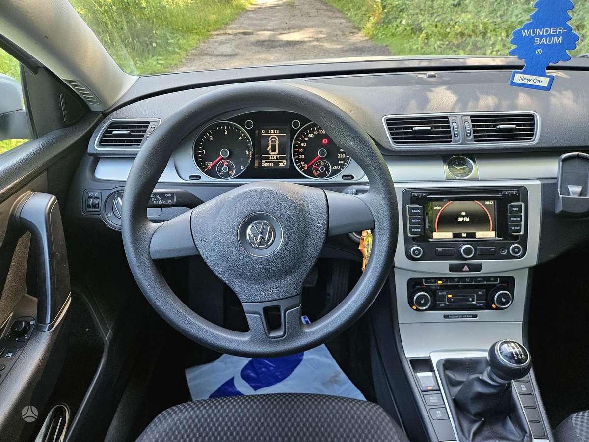 Volkswagen Passat 2011 — photo 10