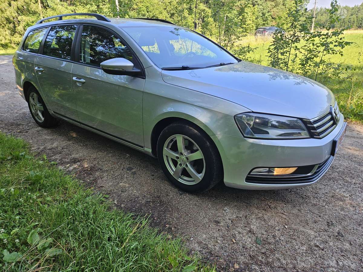 Volkswagen Passat 2011 — rear view