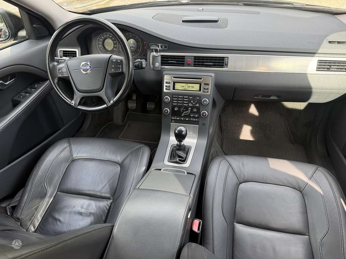 Volvo V70 2010 — photo 14