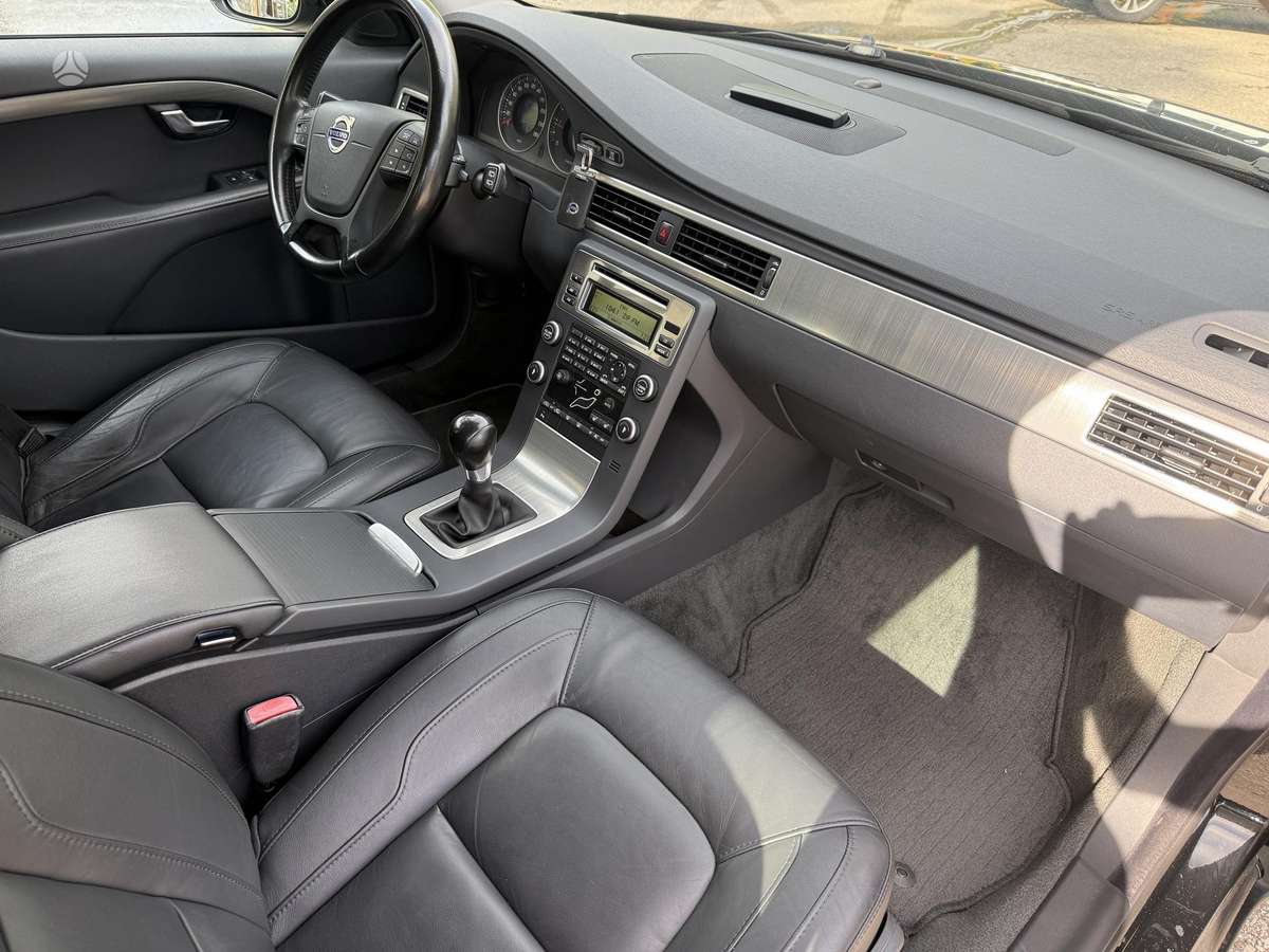 Volvo V70 2010 — photo 15